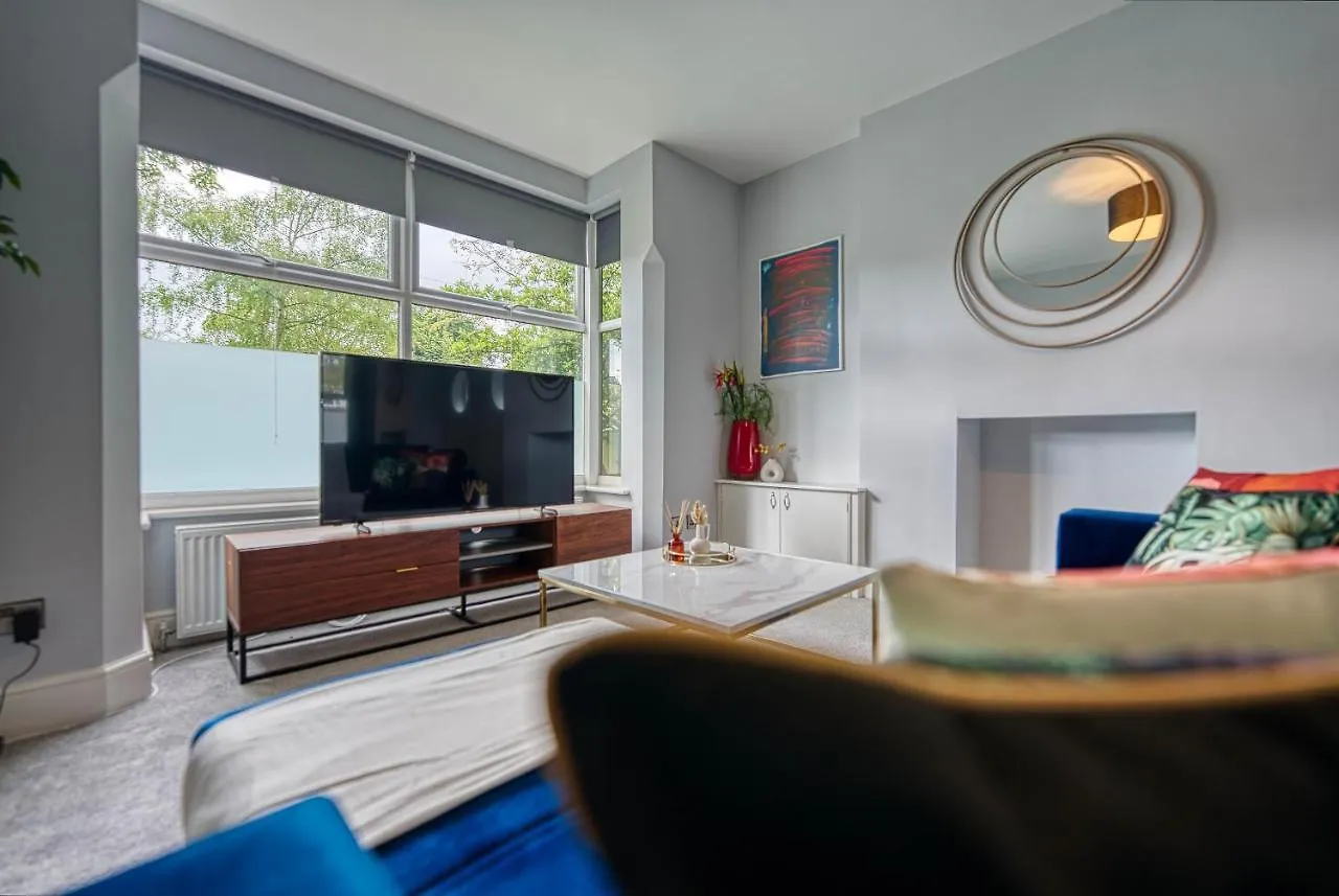 Spacious Nottingham Abode - Sleeps 16