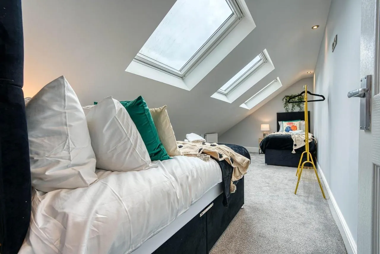 Spacious Nottingham Abode - Sleeps 16 0*,