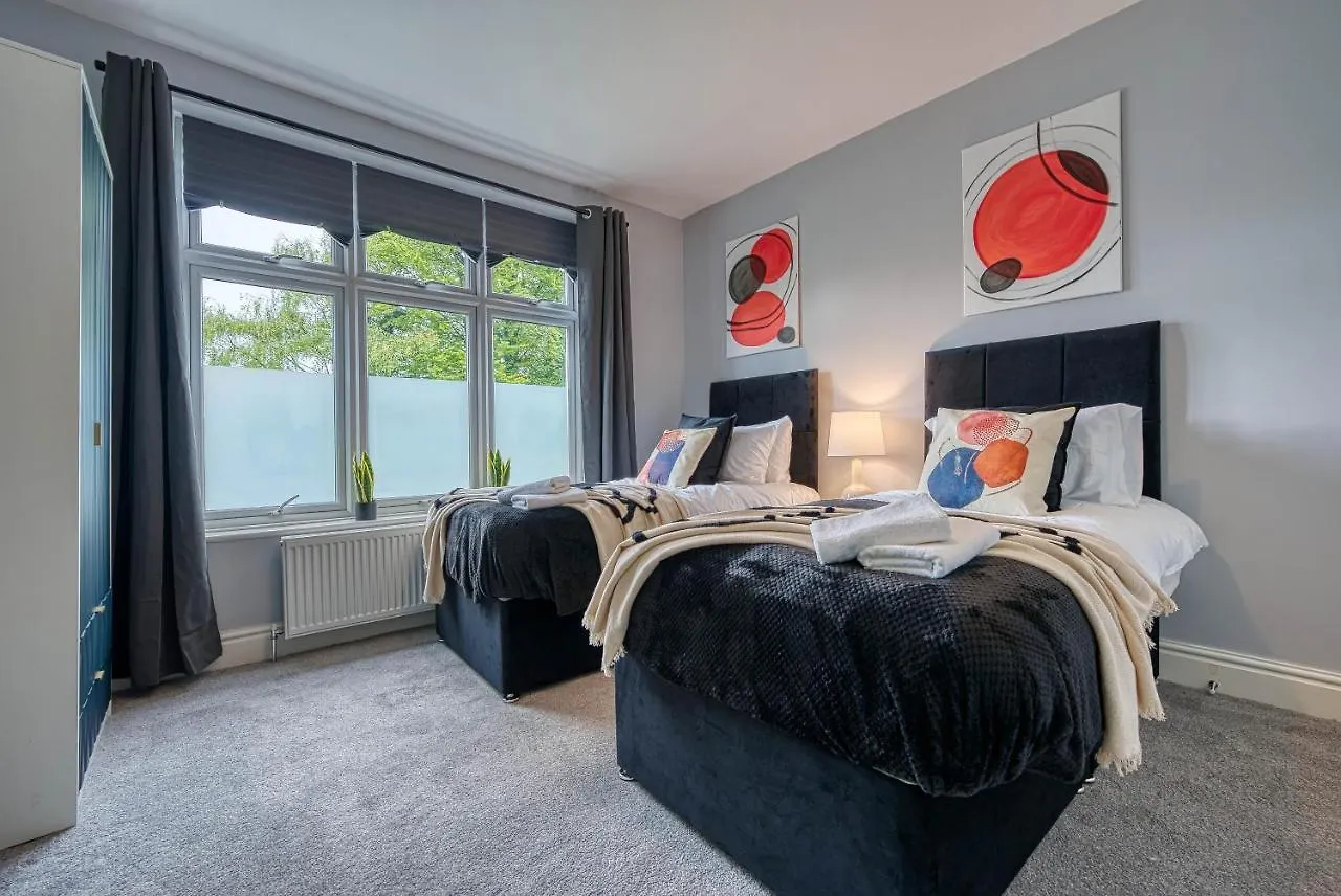 Spacious Nottingham Abode - Sleeps 16 Apartment