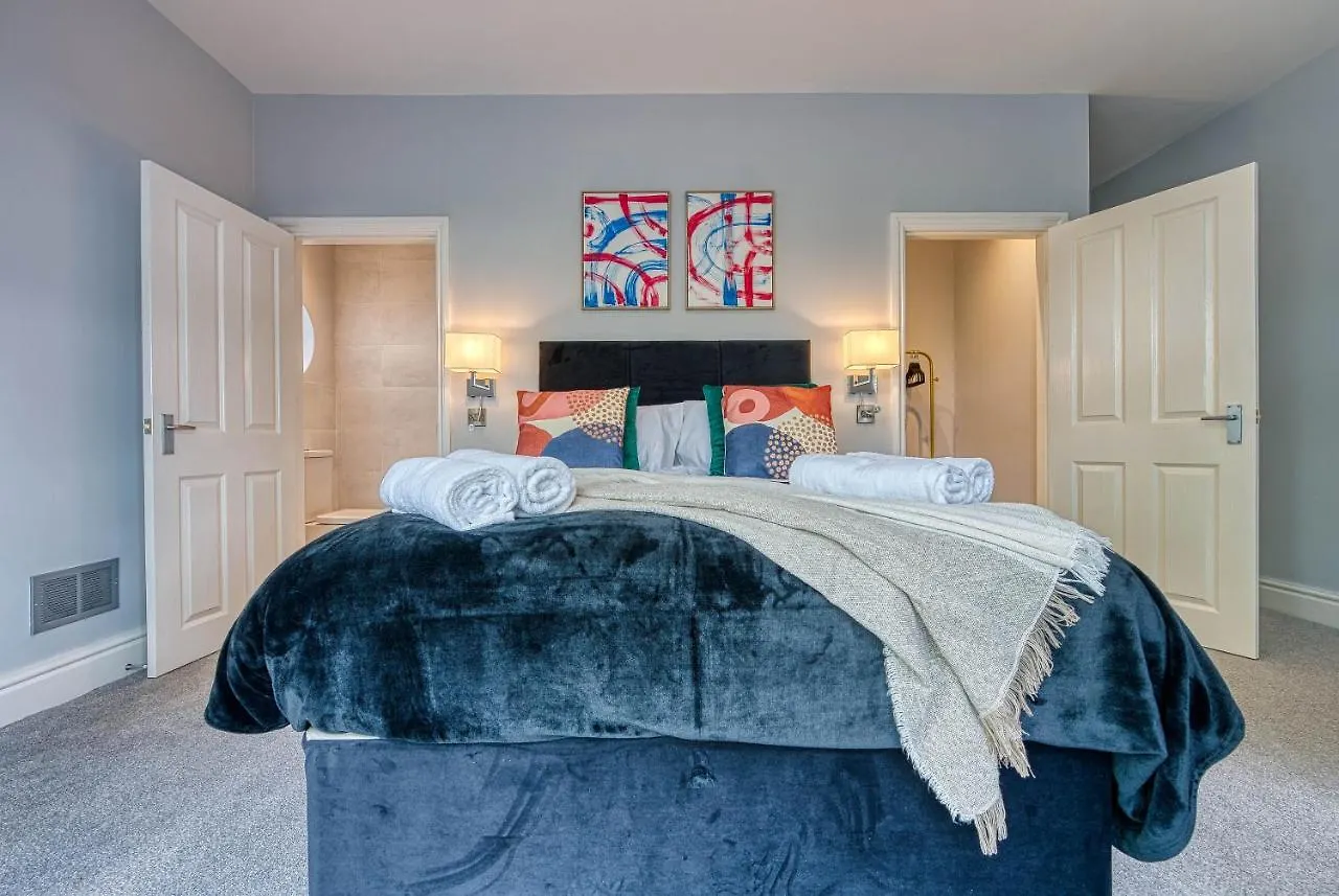 Spacious Nottingham Abode - Sleeps 16 0*,  United Kingdom