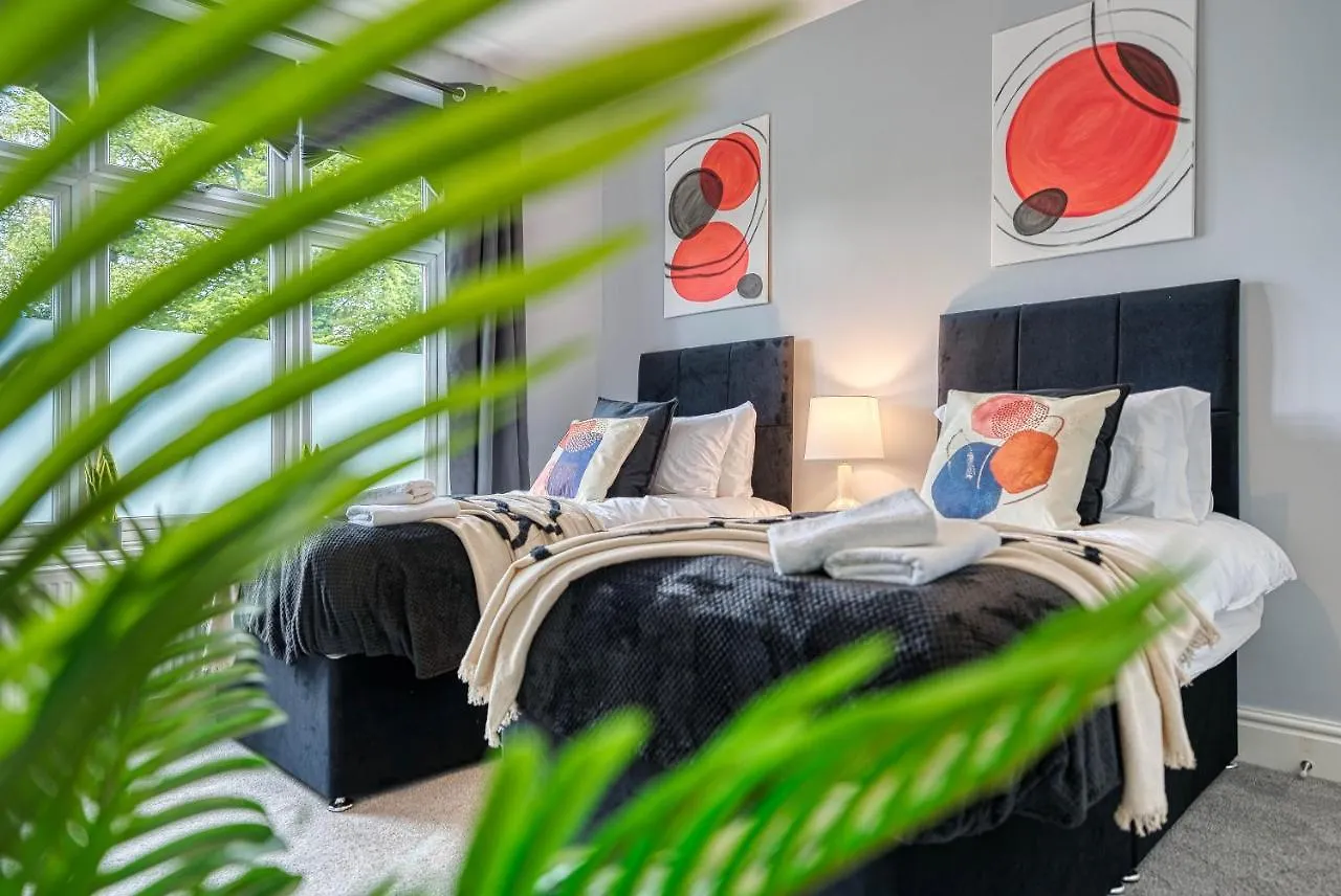Spacious Nottingham Abode - Sleeps 16 Apartment