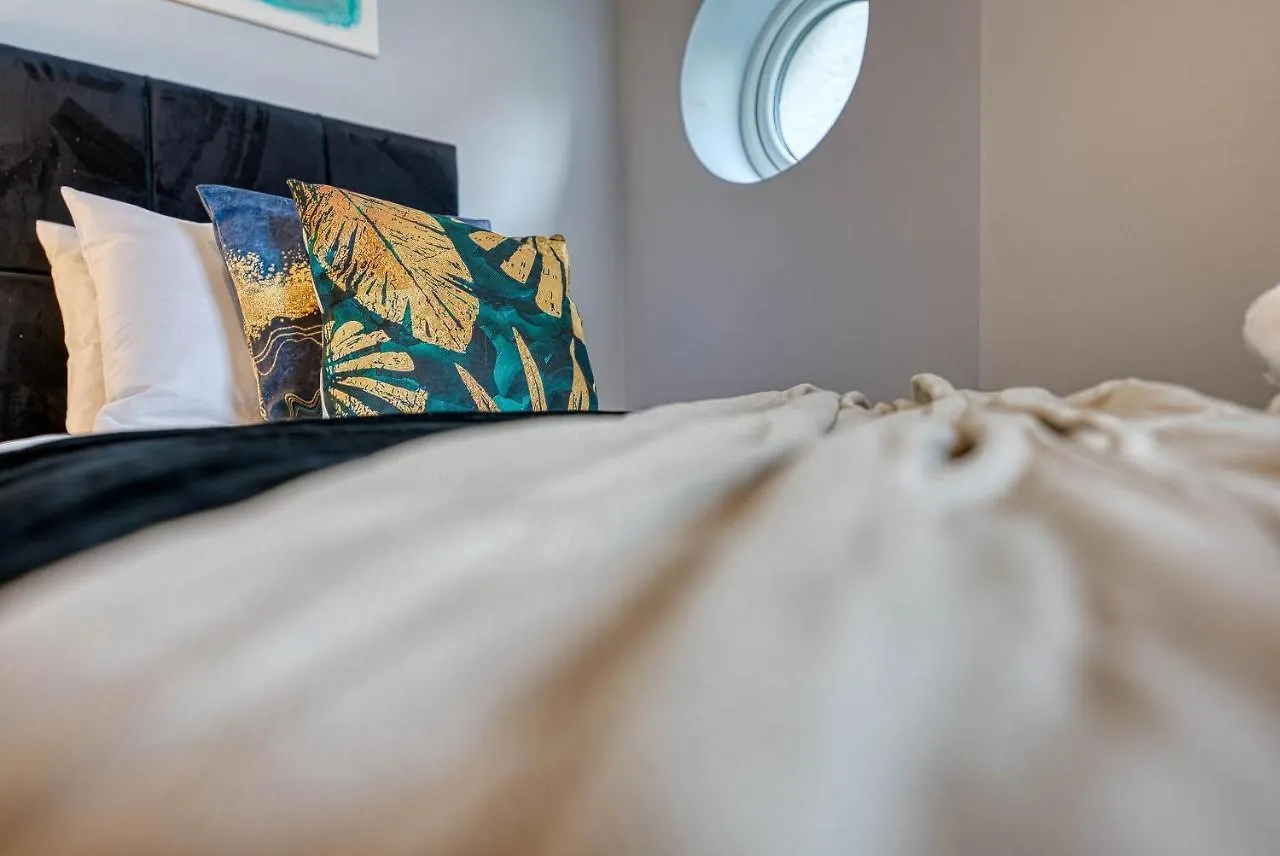 Spacious Nottingham Abode - Sleeps 16