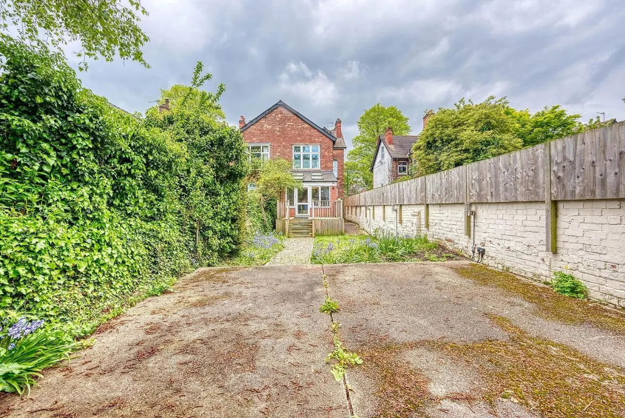 Spacious Nottingham Abode - Sleeps 16 0*,