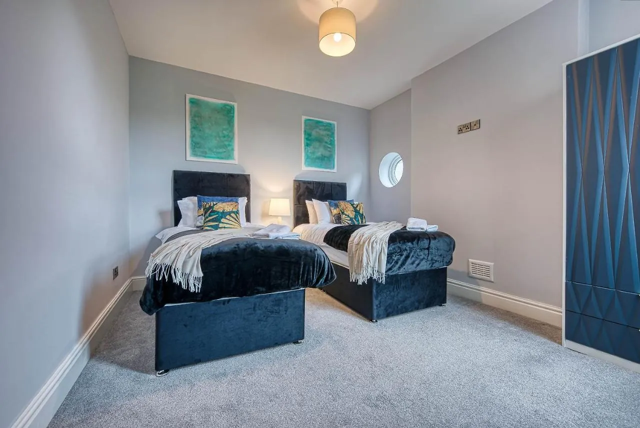Spacious Nottingham Abode - Sleeps 16