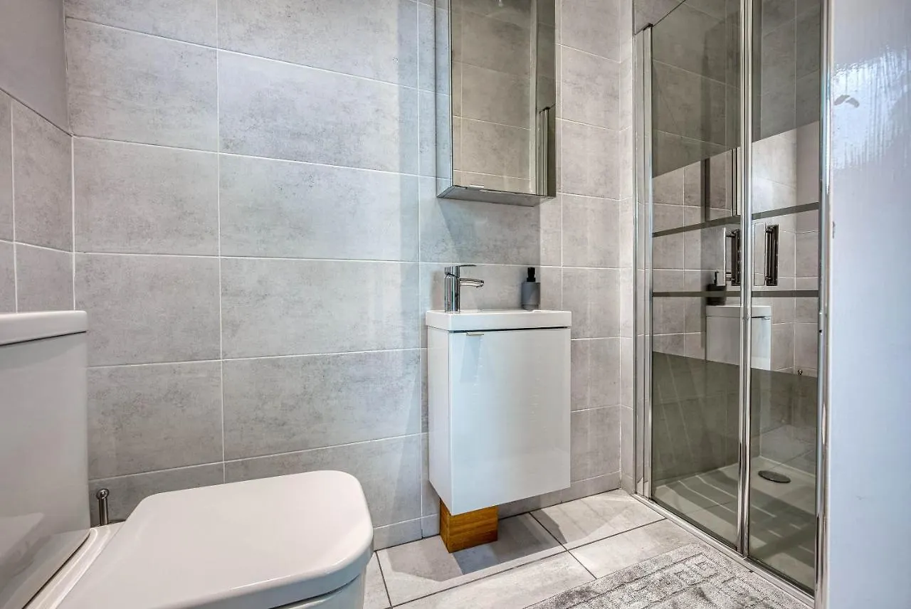 Spacious Nottingham Abode - Sleeps 16 Apartment