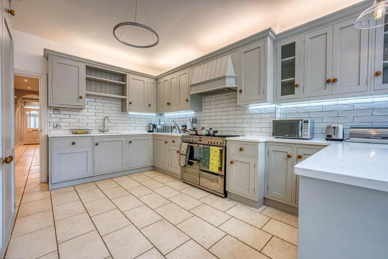 Spacious Nottingham Abode - Sleeps 16