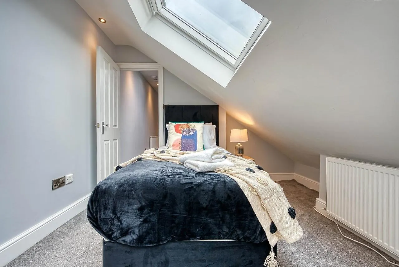 Spacious Nottingham Abode - Sleeps 16 Apartment