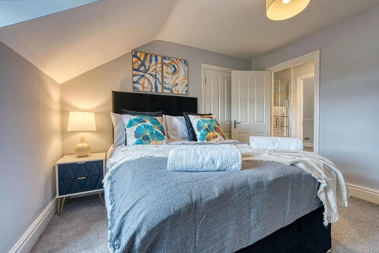 Spacious Nottingham Abode - Sleeps 16
