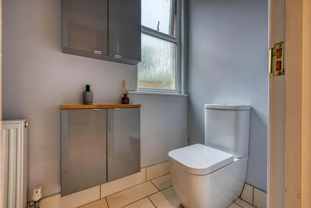 Spacious Nottingham Abode - Sleeps 16 0*,  United Kingdom
