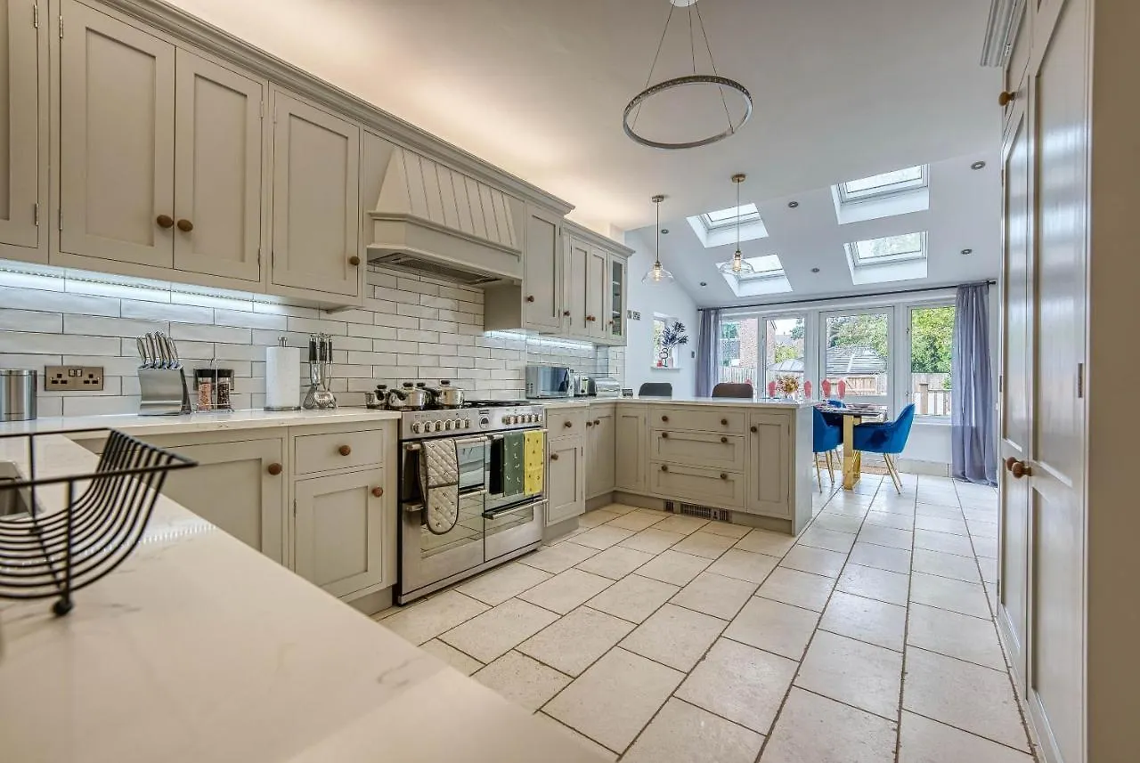 Spacious Nottingham Abode - Sleeps 16 0*,