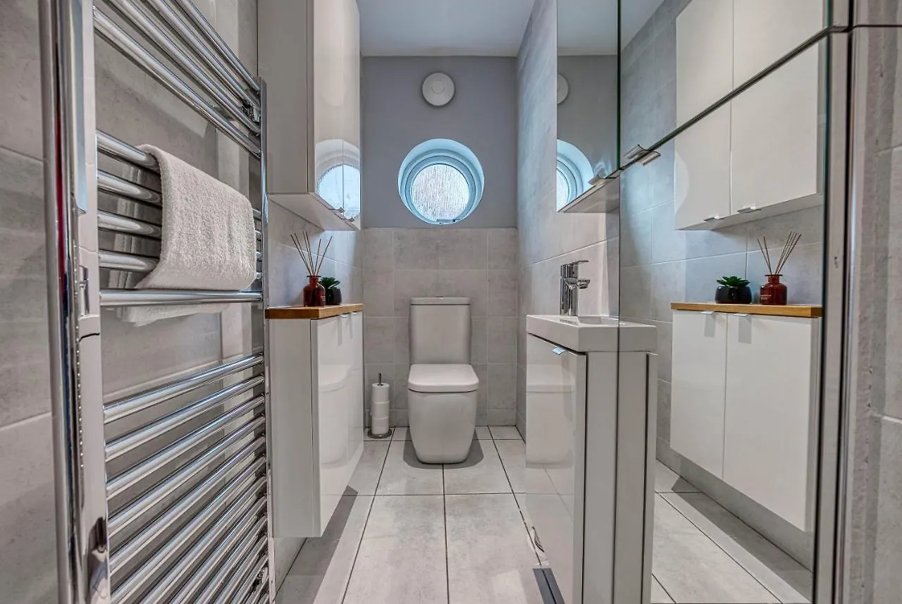 Apartment Spacious Nottingham Abode - Sleeps 16